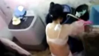 اسکور لینڈ سے خوبصورت ایلین گیٹ مین کے ساتھ فلور فلم پر